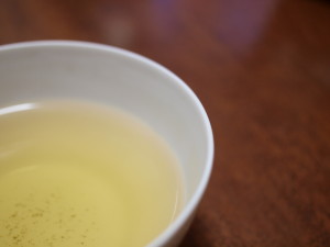 釜炒り茶の水色はあくまで浅く透明で、何杯も飲める